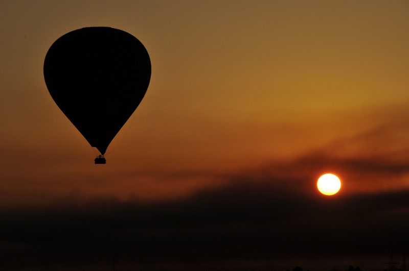 Montgolfière au-dessus de la rive ouest de Louxor